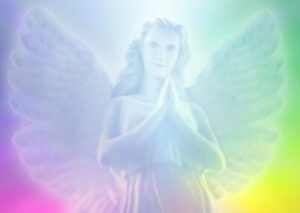 Engel mit gefalteten Händen im Regenbogenlicht